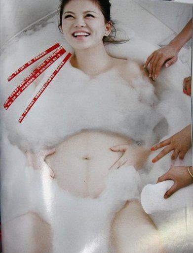 李湘怀孕时，也给某时尚杂志拍了大肚沐浴照。李湘躺在浴缸中，关键部位都被浴液泡泡遮住，裸出大肚，开心大笑。