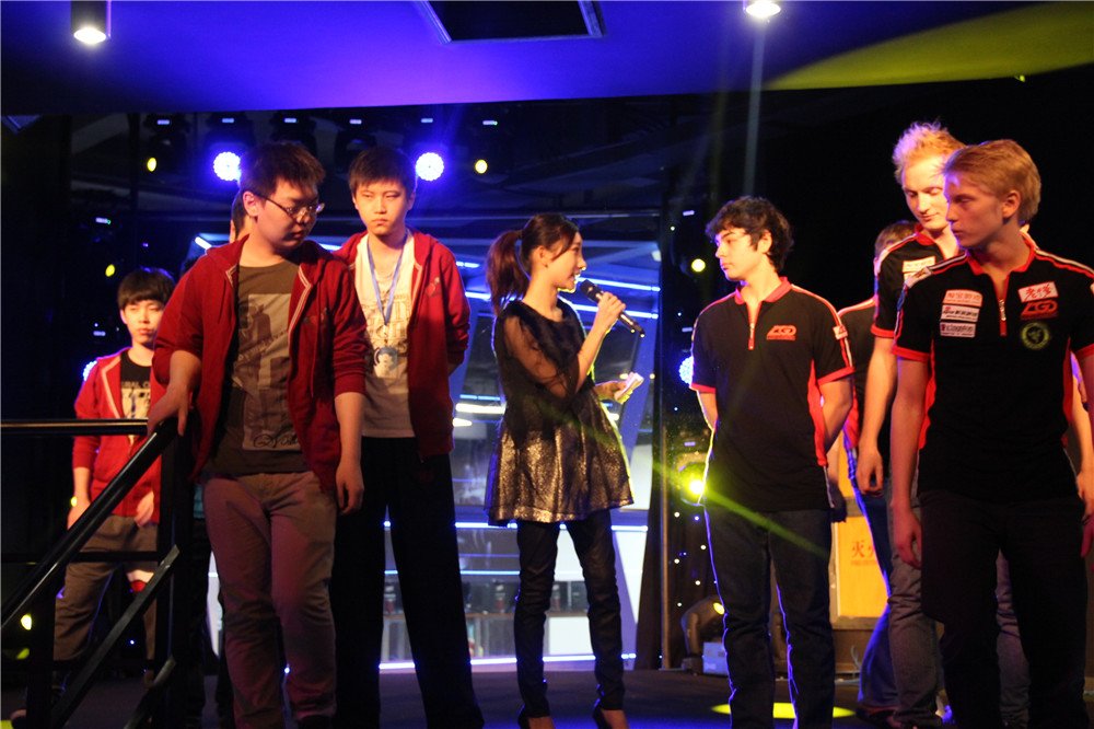 dota2现场:龙狗组合怒秀恩爱