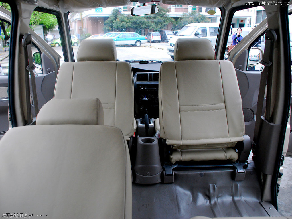 五菱荣光(或其它面包车)二排座位下的后暖风机照片